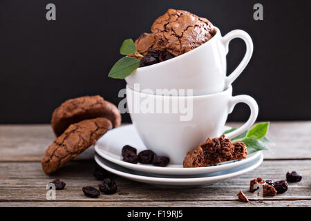 Noyer cerisier chocolat cookies dans les tasses de café Banque D'Images