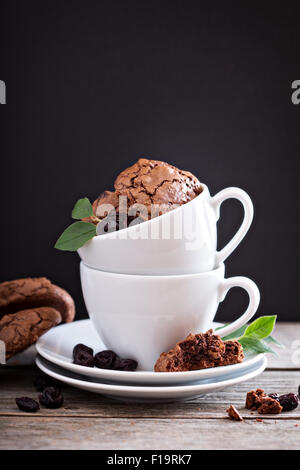 Noyer cerisier chocolat cookies dans les tasses de café Banque D'Images