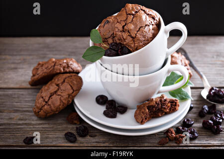 Noyer cerisier chocolat cookies dans les tasses de café Banque D'Images