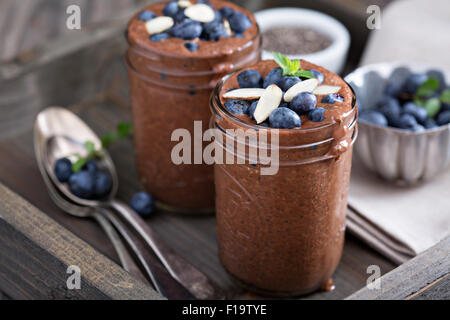 Pudding au chocolat végétalien sain chia en pots Banque D'Images