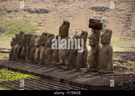 Tongariki, côte sud-est, l'île de Pâques ou Rapa Nui. La plate-forme de cérémonie du 15 Moai représentant les ancêtres. Banque D'Images