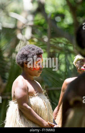 La Mélanésie, Vanuatu, l'île de Tanna, portrait de femme de la région avec la peinture pour le visage. Banque D'Images