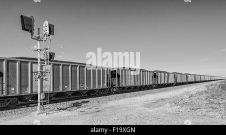 Nebraska Sandhills,, BNSF Railway, (Burlington Northern Santa Fe), direction est train de fret transportant du charbon dans des wagons-trémie Banque D'Images