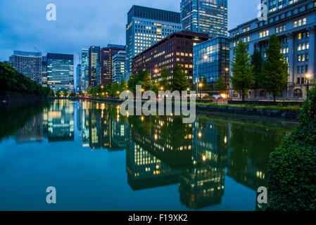 Scène de nuit de Babasakibori Kokyogaien,Jardins,National,Chiyoda-Ku Tokyo, Japon Banque D'Images