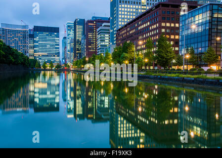 Scène de nuit de Babasakibori Kokyogaien,Jardins,National,Chiyoda-Ku Tokyo, Japon Banque D'Images