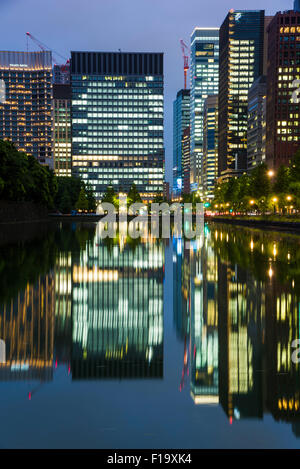 Scène de nuit de Babasakibori Kokyogaien,Jardins,National,Chiyoda-Ku Tokyo, Japon Banque D'Images