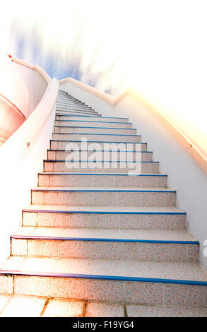L'échelle à la réussite : escalier et beau ciel et nuages Banque D'Images