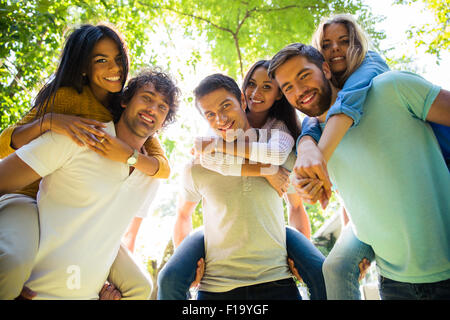 Portrait of a smiling couples having fun outdoors Banque D'Images