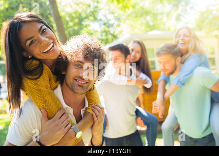 Portrait of a smiling couples having fun outdoors Banque D'Images