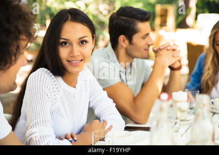 Happy friends enjoying repas au restaurant en plein air Banque D'Images