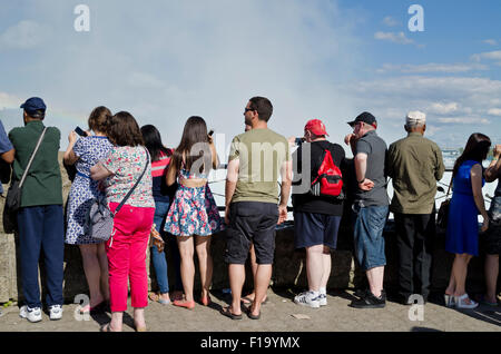 Des foules de touristes regarder et prendre des photos des chutes du Niagara du côté canadien. Groupe de personnes regardant des chutes canadiennes. Banque D'Images