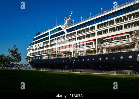 Bordeaux, France, le 28 août 2015 : le navire de croisière de luxe Princess docks directement au parc paysagé seaport Banque D'Images