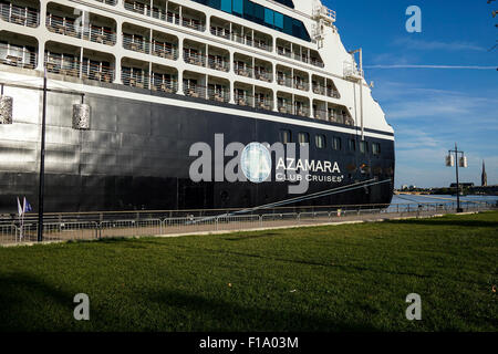 Bordeaux, France, le 28 août 2015 : le navire de croisière de luxe Princess docks directement au parc paysagé seaport Banque D'Images