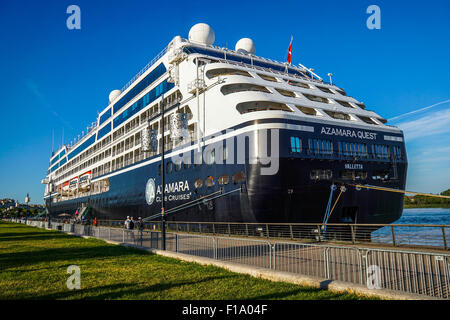 Bordeaux, France, le 28 août 2015 : le navire de croisière de luxe Princess docks directement au parc paysagé seaport Banque D'Images