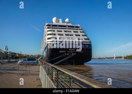 Bordeaux, France, le 28 août 2015 : le navire de croisière de luxe Princess docks directement au parc paysagé seaport Banque D'Images