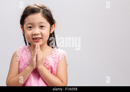 Thai enfant en costume traditionnel thaïlandais sur fond blanc. Banque D'Images