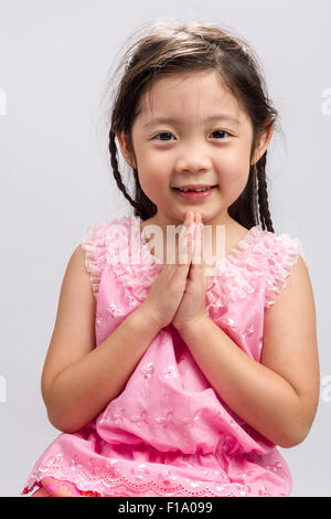 Thai enfant en costume traditionnel thaïlandais sur fond blanc. Banque D'Images