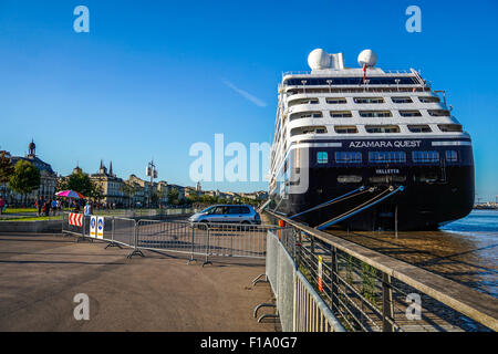 Bordeaux, France, le 28 août 2015 : le navire de croisière de luxe Princess docks directement au parc paysagé seaport Banque D'Images