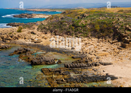 Dernières pierres reste de l'ancienne ville de Dor biblique sur la magnifique plage de Tel Dor en Israël Banque D'Images