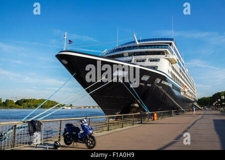 Bordeaux, France, le 28 août 2015 : le navire de croisière de luxe Princess docks directement au parc paysagé seaport Banque D'Images