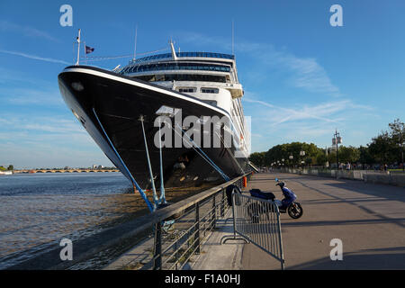 Bordeaux, France, le 28 août 2015 : le navire de croisière de luxe Princess docks directement au parc paysagé seaport Banque D'Images