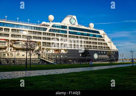 Bordeaux, France, le 28 août 2015 : le navire de croisière de luxe Princess docks directement au parc paysagé seaport Banque D'Images