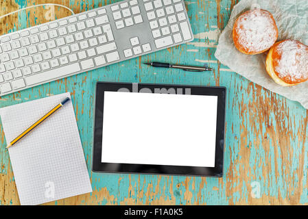 Designer graphique de l'espace de table rustique avec clavier de l'ordinateur, pc tablette numérique, des feuilles de papier dessin blanc Banque D'Images