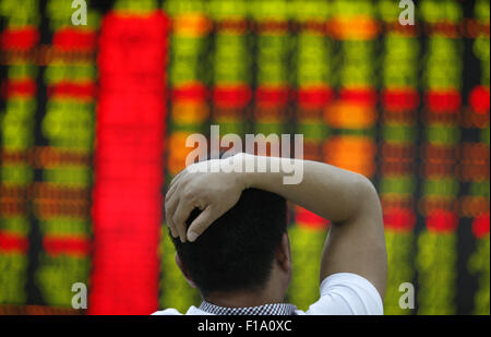 Shanghai, Chine. Août 31, 2015. Un investisseur montres l'éclectique à une bourse en Huaibei, province de Anhui, Chine, le 31 août 2015.Le Shanghai Composite a chuté de 0,8  % à 3 205,99 à la clôture, transformant un perte de 3,8 pour cent. La blue-chip CSI300 .index CSI300 a réussi à récupérer en territoire positif à la fin de l'échange, se terminant en hausse de 0,7  % à 3 366,54 points. Deux index jeter autour de 12 pour cent pour le mois, leur troisième baisse mensuelle tout droit, et ont perdu près de 40  % de leur valeur depuis la mi-juin. PHOTO Credit : CPRESS LIMITED/Alamy Live News Banque D'Images