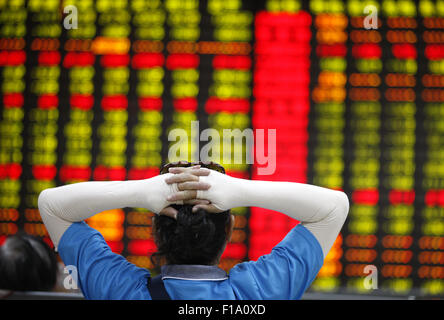 Shanghai, Chine. Août 31, 2015. Un investisseur montres l'éclectique à une bourse en Huaibei, province de Anhui, Chine, le 31 août 2015.Le Shanghai Composite a chuté de 0,8  % à 3 205,99 à la clôture, transformant un perte de 3,8 pour cent. La blue-chip CSI300 .index CSI300 a réussi à récupérer en territoire positif à la fin de l'échange, se terminant en hausse de 0,7  % à 3 366,54 points. Deux index jeter autour de 12 pour cent pour le mois, leur troisième baisse mensuelle tout droit, et ont perdu près de 40  % de leur valeur depuis la mi-juin. PHOTO Credit : CPRESS LIMITED/Alamy Live News Banque D'Images