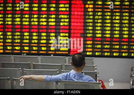 Shanghai, Chine. Août 31, 2015. Un investisseur montres l'éclectique à une bourse en Huaibei, province de Anhui, Chine, le 31 août 2015.Le Shanghai Composite a chuté de 0,8  % à 3 205,99 à la clôture, transformant un perte de 3,8 pour cent. La blue-chip CSI300 .index CSI300 a réussi à récupérer en territoire positif à la fin de l'échange, se terminant en hausse de 0,7  % à 3 366,54 points. Deux index jeter autour de 12 pour cent pour le mois, leur troisième baisse mensuelle tout droit, et ont perdu près de 40  % de leur valeur depuis la mi-juin. PHOTO Credit : CPRESS LIMITED/Alamy Live News Banque D'Images