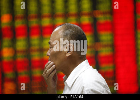 Shanghai, Chine. Août 31, 2015. Un investisseur montres l'éclectique à une bourse en Huaibei, province de Anhui, Chine, le 31 août 2015.Le Shanghai Composite a chuté de 0,8  % à 3 205,99 à la clôture, transformant un perte de 3,8 pour cent. La blue-chip CSI300 .index CSI300 a réussi à récupérer en territoire positif à la fin de l'échange, se terminant en hausse de 0,7  % à 3 366,54 points. Deux index jeter autour de 12 pour cent pour le mois, leur troisième baisse mensuelle tout droit, et ont perdu près de 40  % de leur valeur depuis la mi-juin. PHOTO Credit : CPRESS LIMITED/Alamy Live News Banque D'Images