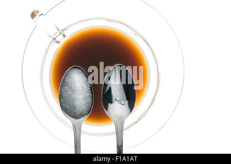 Non-artificielle édulcorants Sucre granulé naturel ou polyols édulcorant sucre saccharose pour une tasse de thé ou un verre de café Banque D'Images