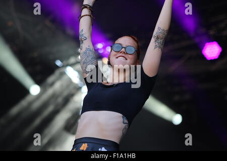 Magdeburg, Allemagne. Août 30, 2015. Stefanie Heinzmann chanteuse suisse effectue au cours de la 'Stars' gratuitement en plein air d'été à Magdebourg, Allemagne, 30 août 2015. Photo : Matthias Bein/DPA - PAS DE FIL - SERVICE/dpa/Alamy Live News Banque D'Images