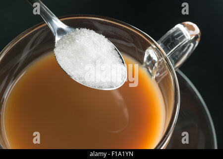 Non-artificielle édulcorants Sucre granulé naturel ou polyols édulcorant sucre saccharose pour une tasse de thé ou un verre de café Banque D'Images