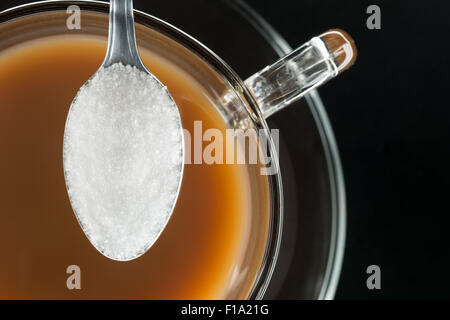 Non-artificielle édulcorants Sucre granulé naturel ou polyols édulcorant sucre saccharose pour une tasse de thé ou un verre de café Banque D'Images