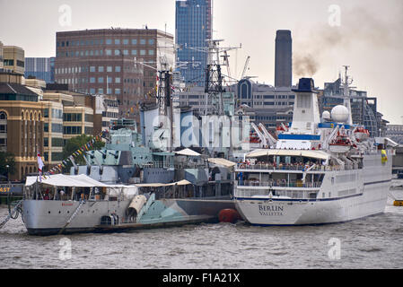 Le HMS Belfast est un bateau musée, à l'origine un croiseur léger de la Royal Navy, amarré en permanence à Londres sur la Tamise Banque D'Images