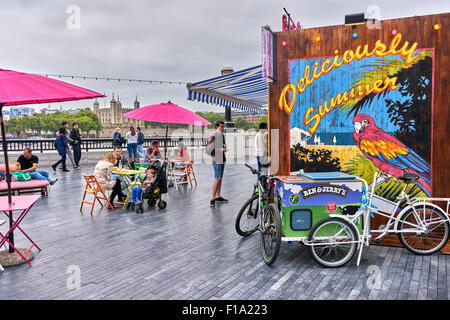 Plus London est un développement sur la rive sud de la Tamise, immédiatement au sud-ouest de Tower Bridge à Londres Banque D'Images