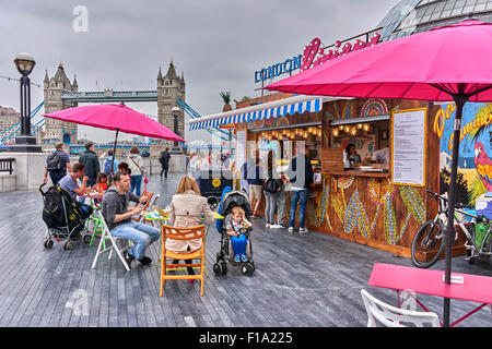 Plus London est un développement sur la rive sud de la Tamise, immédiatement au sud-ouest de Tower Bridge à Londres Banque D'Images