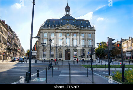 BORDEAUX, FRANCE, le 28 août 2015 : Bordeaux est meilleure destination européenne en 2015 - La Bourse d'échange Maritime Maritime Monument Banque D'Images