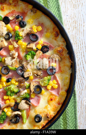 Pizza italienne 'Vegetarian' on wooden table Banque D'Images