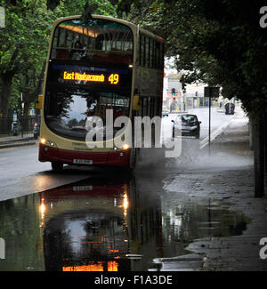 Brighton UK Lundi 31 août 2015 - Un bus conduit par une route inondée à Brighton début août ce jour férié lundi matin Banque D'Images