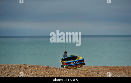 Brighton UK Lundi 31 août 2015 - Un pêcheur têtes hors de la plage de Brighton Bank Holiday Août tôt ce lundi matin Banque D'Images