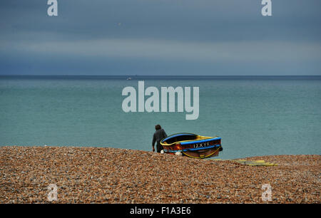 Brighton UK Lundi 31 août 2015 - Un pêcheur têtes hors de la plage de Brighton Bank Holiday Août tôt ce lundi matin Banque D'Images