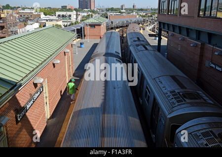 Deux métros arrêtés côte à côte et 1 en arrière-plan à l'élevé, Stillwell Avenue Gare à Coney Island, Brooklyn, New York Banque D'Images