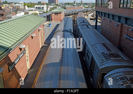 Deux métros arrêtés côte à côte et 1 en arrière-plan à l'élevé, Stillwell Avenue Gare à Coney Island, Brooklyn, New York Banque D'Images