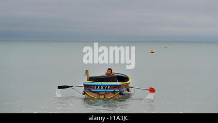 Brighton UK Lundi 31 août 2015 - Un pêcheur têtes hors de la plage de Brighton Bank Holiday Août tôt ce lundi matin dans l'espoir d'attraper une pause dans le temps humide avec des prévisions pour le sud-est étant pour de fortes pluies et d'orages possible Crédit : Simon Dack/Alamy Live News Banque D'Images