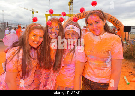 Belfast, en Irlande du Nord, Royaume-Uni. Août 30, 2015. Des milliers de coureurs de tous âges, formes et tailles ont pris part à la 2015 La Color Run à Belfast Titanic Quarter le dimanche 30 août 2015. La couleur est décrite comme la plus heureuse des 5k sur la planète ! La Color Run est une célébration de la santé et de l'expiration de la couleur, sens des groupes d'amis peuvent marcher, courir, danser et faire la fête leur chemin le long du cours à n'importe quel rythme. À chaque kilomètre, explosions de couleurs couvrir porteur dans kaléidoscope fashion dj avant de divertir le public au Festival couleur zone après la ligne d'arrivée. Credit : Bonzo/Alamy Live News Banque D'Images