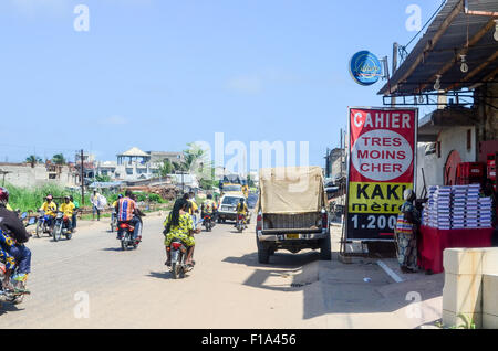 Routes de Cotonou, Bénin, et son légendaire trafic moto taxi Banque D'Images