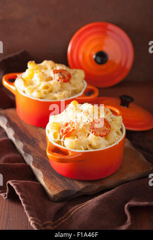 Macaroni au four avec du fromage à l'orange cocotte Banque D'Images