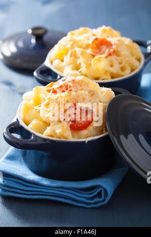 Macaroni au four avec du fromage dans la casserole bleue Banque D'Images